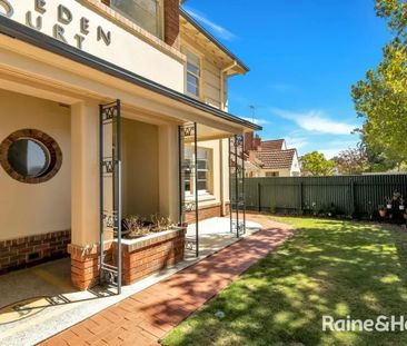 Historic Art Deco 3 Bedroom Beauty - Photo 4