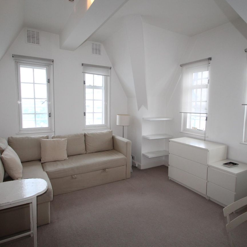 Mortimer Court, NW8, London - Photo 1