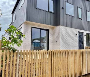 Brand New 4 Bedroom in Ellerslie - Photo 4