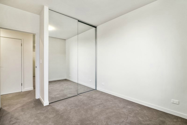 Beautifully presented two bedroom two bathroom apartment with parking - Photo 1