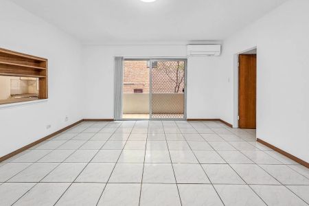 UPDATED 2-BEDROOM APARTMENT IN IDEAL LOCATION WITH A NEWLY INSTALLED AC - Photo 3