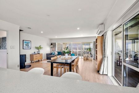 Spacious Quiet Living Plus Sea Views & Sun! - Photo 5