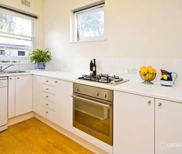 SENSATIONAL ART DECO APARTMENT - SMALL BLOCK OF 4! - Photo 6
