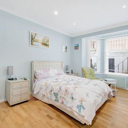 2 bedroom flat in Kensington - Photo 3