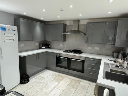 1 bedroom Flat To Let - Photo 2