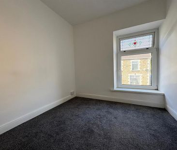 3 bedroom end of terrace house to rent - Photo 5