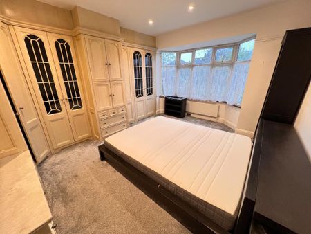 4 bedroom semi-detached house to rent - Photo 3