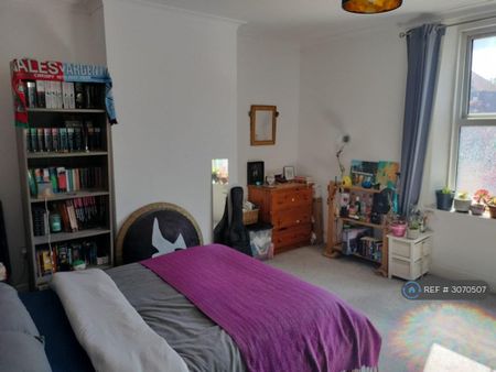 1 bedroom in a house share to rent - Photo 4