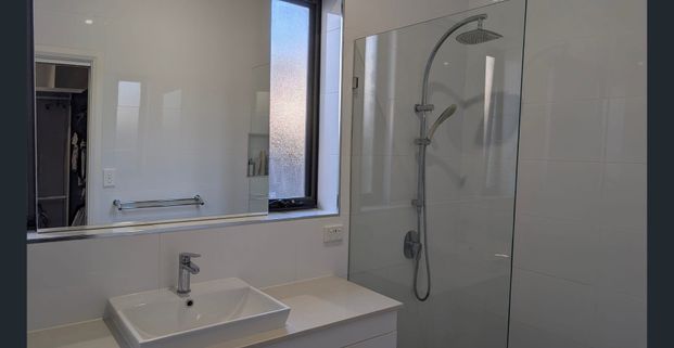 Bright, Spacious & Perfectly Located – Family Living Minutes from City & Beach - Photo 1