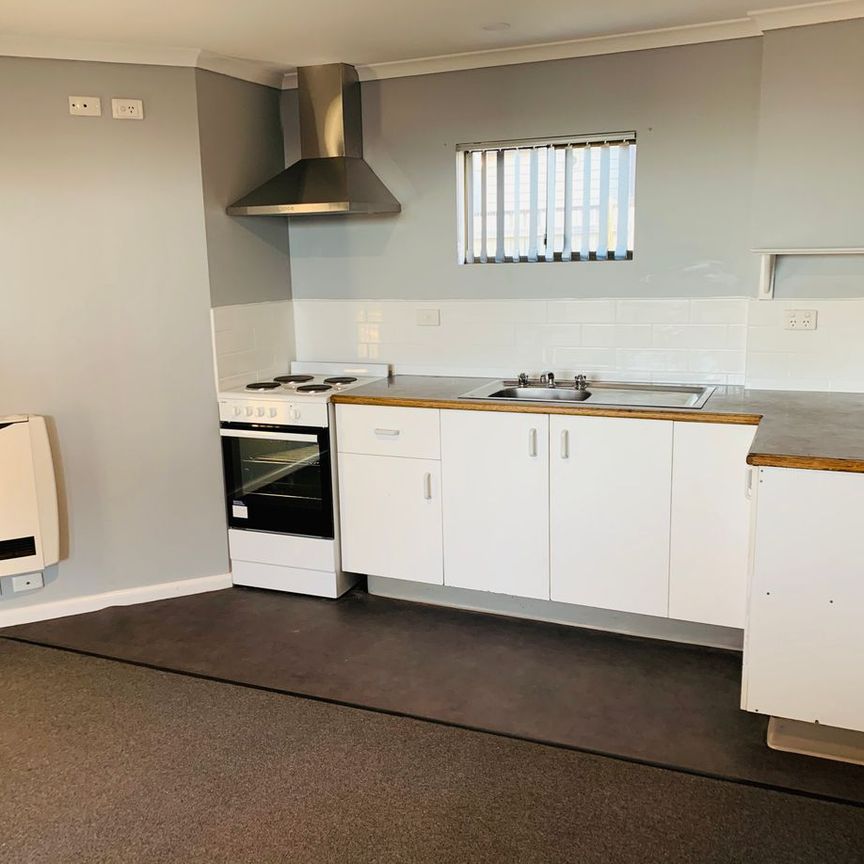Conveniently located one bedroom unit - Photo 1