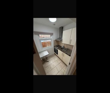 Studio Flat, Frinton Mews, IG2 - Photo 4