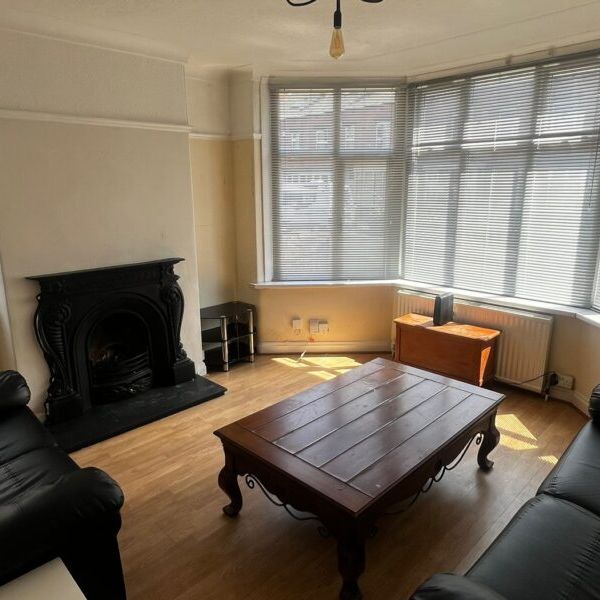 4 Newport Mount, Headingley, Leeds, LS6 3DB - Photo 1