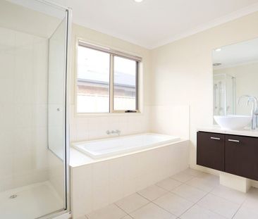 Stylish 3-Bedroom Home with 2 Bathrooms and Double Garage - Photo 4