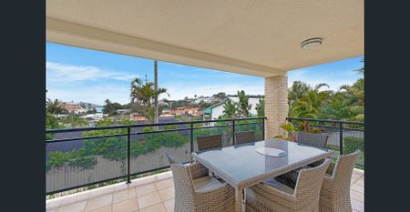 Oversized apartment with sweeping water views - Photo 5