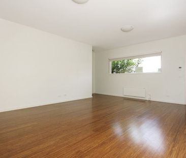 Bright, Modern and spacious Townhouse - Photo 2