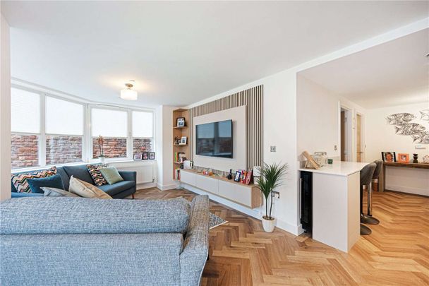A beautifully appointed two bedroom apartment with a private terrace, in the heart of Chester - Photo 1