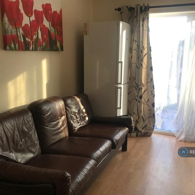 4 bedroom semi-detached house to rent - Photo 1