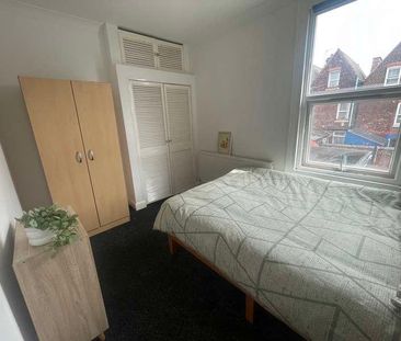 Spare Bedroom// Modern Ensuite Property// Available Now, LN5 - Photo 3