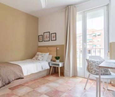 Room in a shared 9-bedroom apartment for rent in Bellas Vistas - Photo 4