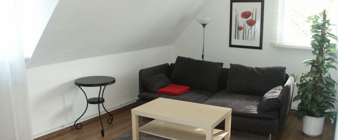 Wüste, modern möblierte Dachgeschosswohnung, fußnah zur City gelegen. - Foto 1