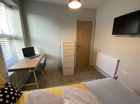 4 bed Apartment for Rent - Photo 3