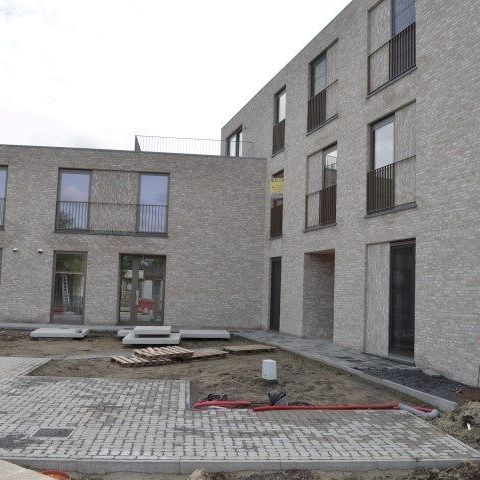 Nieuwbouw appartement met één slaapkamer, ruim terras, ondergrondse autostaanplaats en kelder. - Foto 1