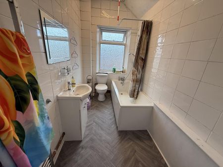 2 bedroom end of terrace house to rent - Photo 3