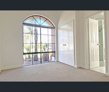 Large Family home opposite Park - Photo 6