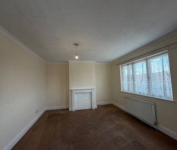 2 Bed Flat, Cranbrook Road, IG6 - Photo 1
