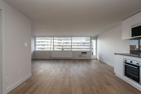 150 The Donway West - Photo 3