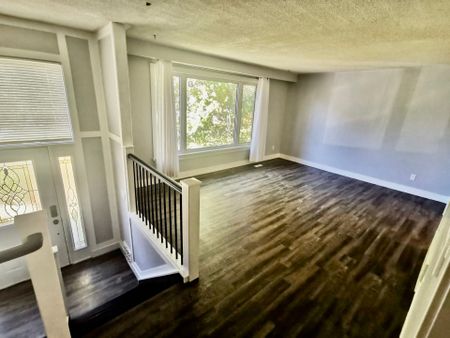 For Lease - 17 Larkdale Crescent, Essa, Ontario - Photo 2