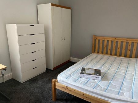 5 bedroom detached house to rent - Photo 2