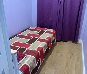 Room in a Shared House, Whites Avenue, IG2 - Photo 1