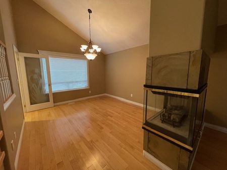 Bright, Spacious 4 Bedrooms/3 Bathrooms Home in White Rock - Photo 2