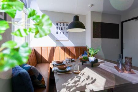 1 bedroom in a flat share to rent - Photo 3