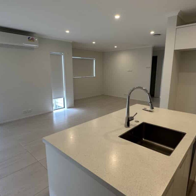 Lovely modern family home - healthy home compliant - Photo 1