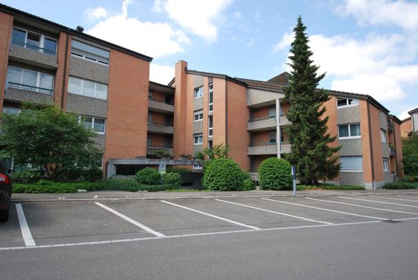 Moderne , grosszügige Dachwohnung mit viel Raumgefühl und sonnigem Balkon mit Fernsicht - Photo 1