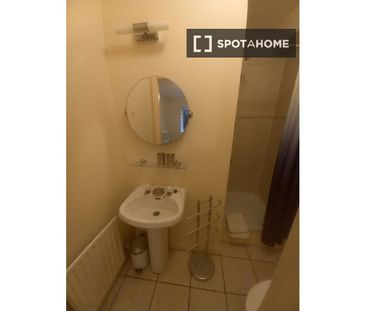 Bed for rent in 2-bedroom apartment in Waterville, Dublin - Photo 6