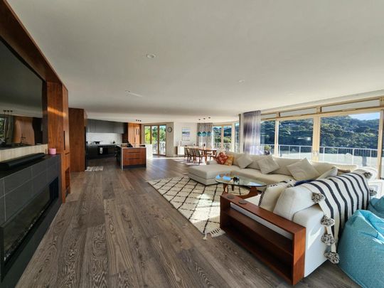 Luxurious Fully Furnished Beachside Home with ... - Photo 1