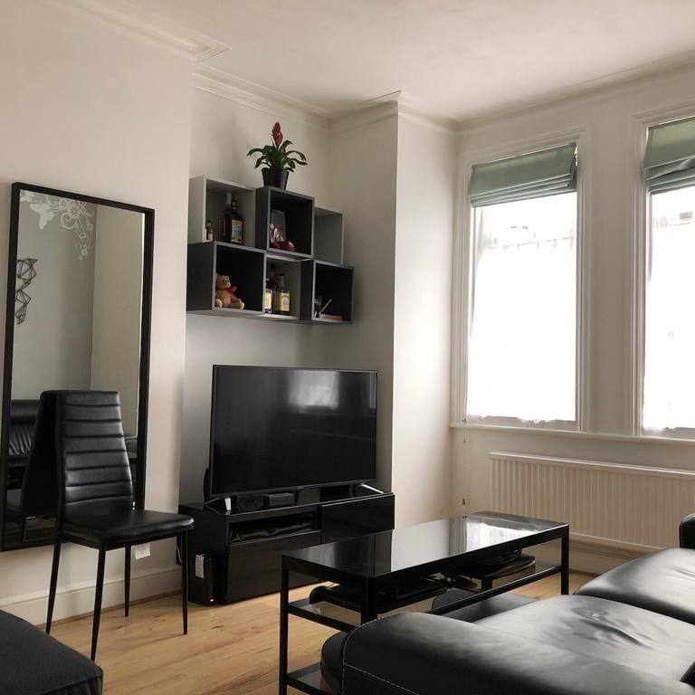 1 Bed Flat, Fortescue Road, SW19 - Photo 1