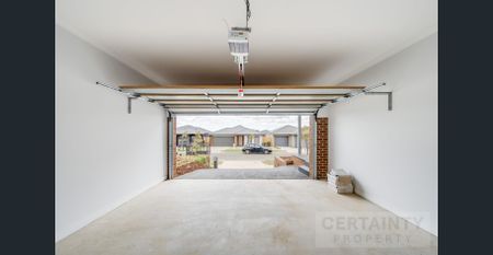 Stylish 3-Bedroom Home in Thriving Charlemont – Close to Beaches & Shopping - Photo 4