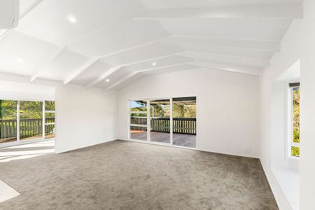 Charming Newly Renovated 5-Bedroom Home Near Clevedon Village - Photo 3