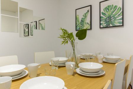 Beautiful room in Plaza de Santa Ana - Photo 2