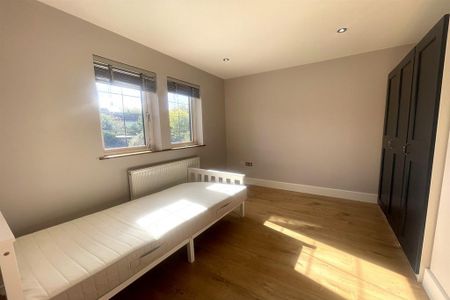 4 bedroom end of terrace house to rent - Photo 5