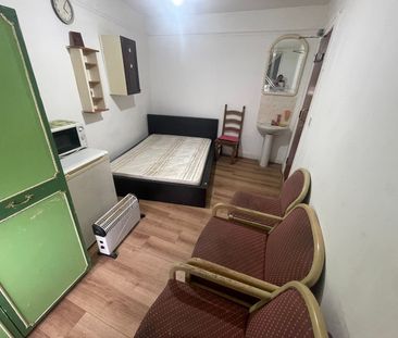 Room in a Shared House, Aldborough Road South, IG3 - Photo 1