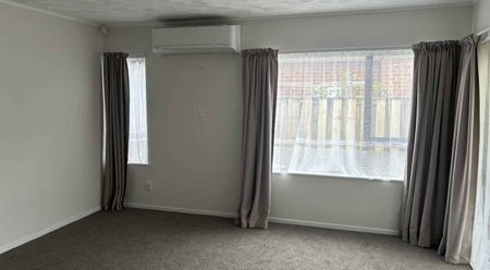 Brick and tile Family Home Blockhouse Bay - Photo 2