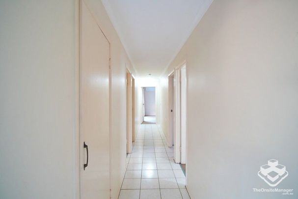 Walking to shopping, close to school - Photo 1