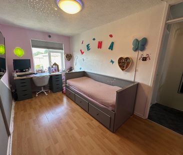 Hollyfield, Harlow - Photo 5