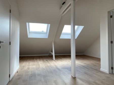 Prachtig volledig gerenoveerd duplex appartement met terras, ideaal gelegen op 50m van de Duitse school en op 500m van tramhalte (Tram 39). - Photo 2
