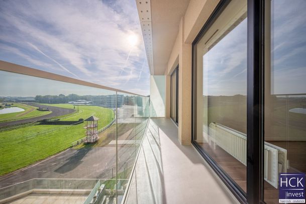 WAREGEM - Vernieuwd app. met 1 SLPK en PRACHTIG ZICHT op Hippodroom !!! - Photo 1